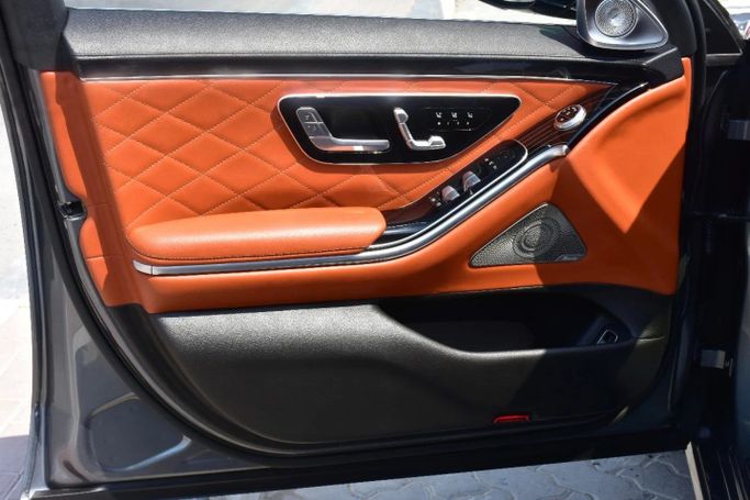 Подержанный Mercedes-Benz Maybach S-Class 580 II (Z223), 4.0 л, 2022 в Шардже от Alfaris Used Cars Серебристый цвет. Other | AUTO.AE