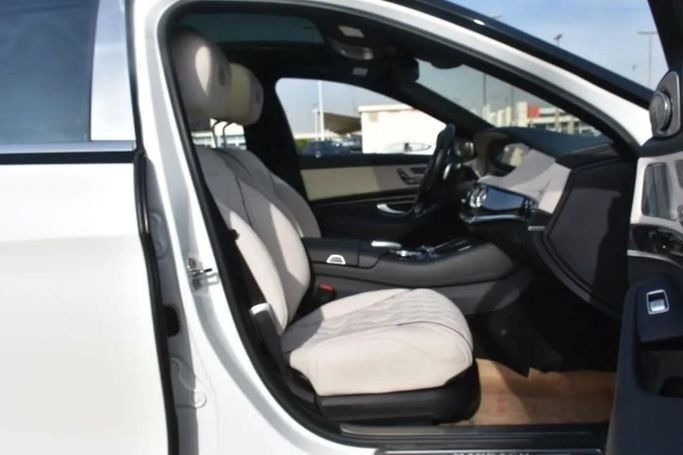 Подержанный Mercedes-Benz Maybach S-Class 560 I (X222) Рестайлинг, 4.0 л, 2019 в Шардже от Alfaris Used Cars Белый цвет. Other | AUTO.AE