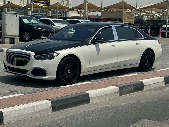 Подержанный Mercedes-Benz Maybach S-Class 580 II (Z223), 4.0 л, 2022 в Шардже от Alfaris Used Cars Белый цвет. Other | AUTO.AE