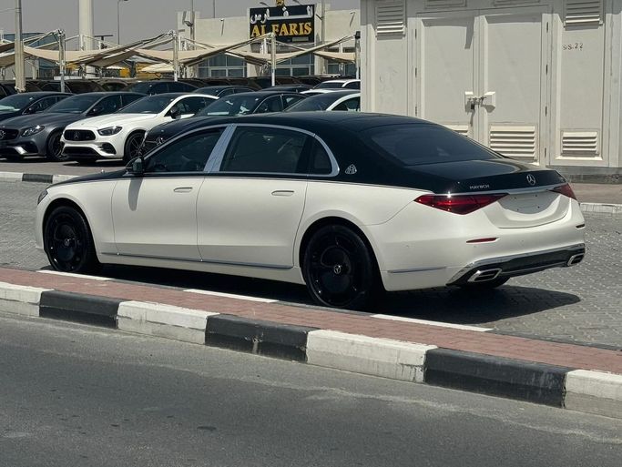 Подержанный Mercedes-Benz Maybach S-Class 580 II (Z223), 4.0 л, 2022 в Шардже от Alfaris Used Cars Белый цвет. Other | AUTO.AE