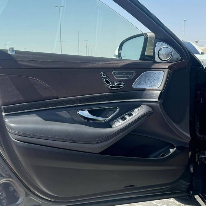 Подержанный Mercedes-Benz Maybach S-Class 560 I (X222) Рестайлинг, 4.0 л, 2019 в Шардже от Alfaris Used Cars Черный цвет. Other | AUTO.AE
