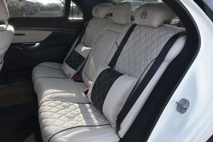 Подержанный Mercedes-Benz Maybach S-Class 560 I (X222) Рестайлинг, 4.0 л, 2019 в Шардже от Alfaris Used Cars Белый цвет. Other | AUTO.AE