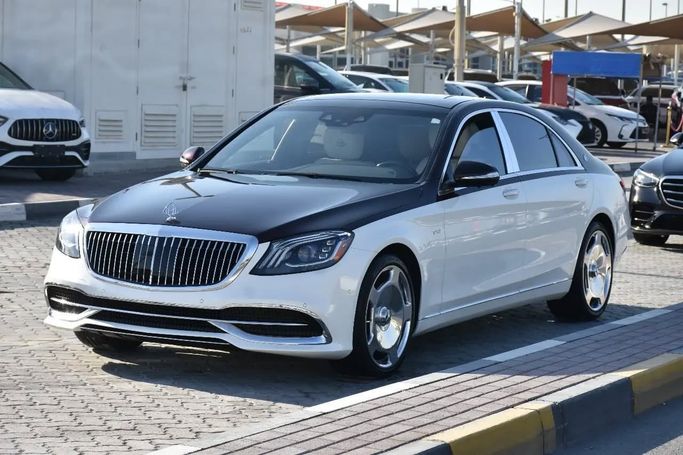 Подержанный Mercedes-Benz Maybach S-Class 560 I (X222) Рестайлинг, 4.0 л, 2018 в Шардже от Alfaris Used Cars Белый цвет. Other | AUTO.AE