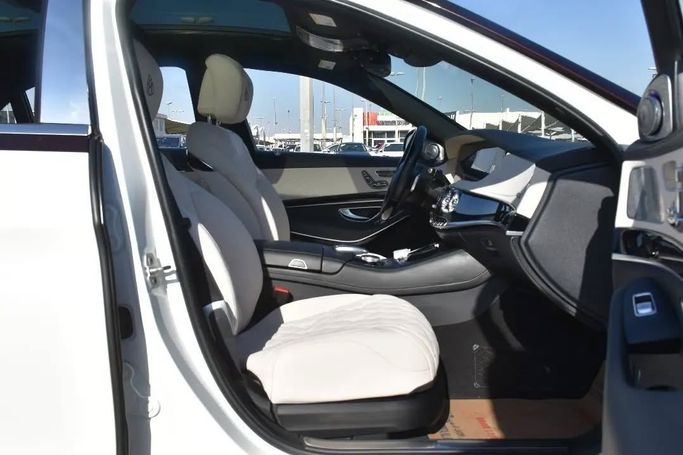 Подержанный Mercedes-Benz Maybach S-Class 560 I (X222) Рестайлинг, 4.0 л, 2018 в Шардже от Alfaris Used Cars Белый цвет. Other | AUTO.AE
