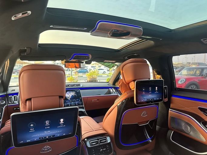 Подержанный Mercedes-Benz Maybach S-Class 580 II (Z223), 4.0 л, 2022 в Шардже от Badar Used Cars Серый цвет.  | AUTO.AE