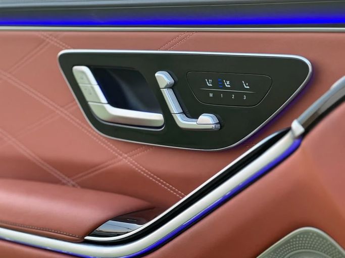 Подержанный Mercedes-Benz Maybach S-Class 580 II (Z223), 4.0 л, 2022 в Шардже от Badar Used Cars Серый цвет.  | AUTO.AE