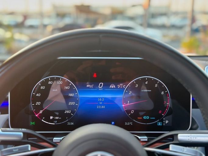 Подержанный Mercedes-Benz Maybach S-Class 580 II (Z223), 4.0 л, 2022 в Шардже от Badar Used Cars Серый цвет.  | AUTO.AE