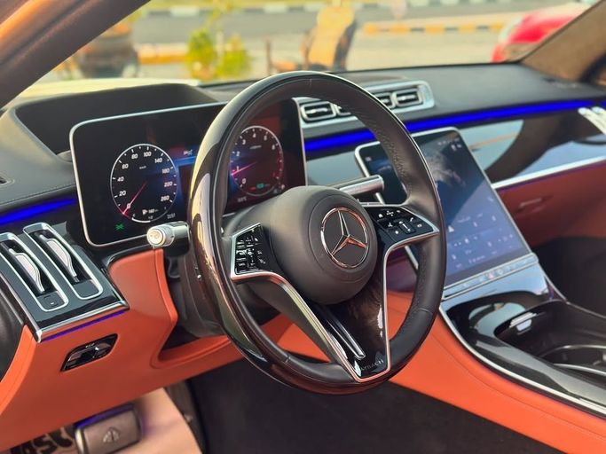 Подержанный Mercedes-Benz Maybach S-Class 580 II (Z223), 4.0 л, 2022 в Шардже от Badar Used Cars Серый цвет.  | AUTO.AE