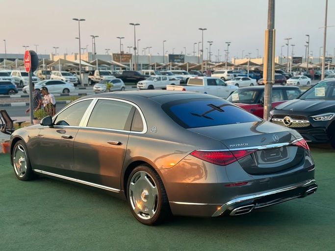 Подержанный Mercedes-Benz Maybach S-Class 580 II (Z223), 4.0 л, 2022 в Шардже от Badar Used Cars Серый цвет.  | AUTO.AE