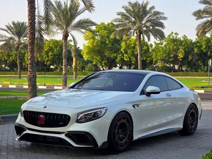 مستعملة ⁦Mercedes-Benz S-Class AMG 63 AMG ثالثاً (W222، C217)، 5.5 l، 2015⁩ في في الإمارات, الشارقة من Al Luluah Al Baithaa، اللون أبيض. مواصفات الخليج | AUTO.AE | إعلان #288261