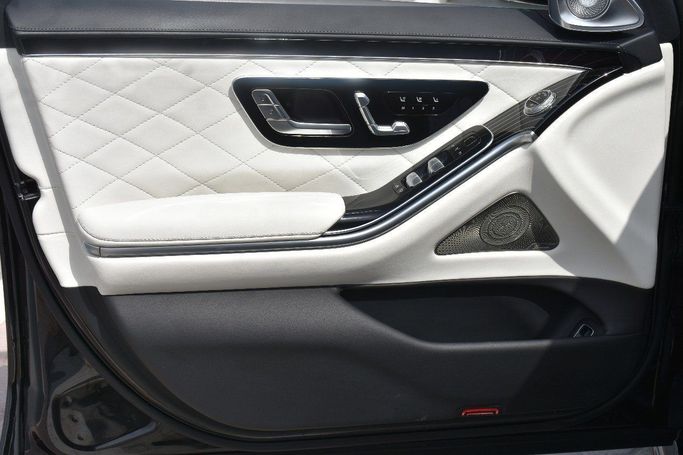 Подержанный Mercedes-Benz S-Class 580 Long 4MATIC VII (W223), 4.0 л, 2021 в Шардже от Alfaris Used Cars Черный цвет.  | AUTO.AE