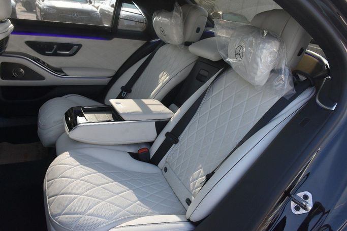 Подержанный Mercedes-Benz S-Class 580 Long 4MATIC VII (W223), 4.0 л, 2021 в Шардже от Alfaris Used Cars Черный цвет.  | AUTO.AE