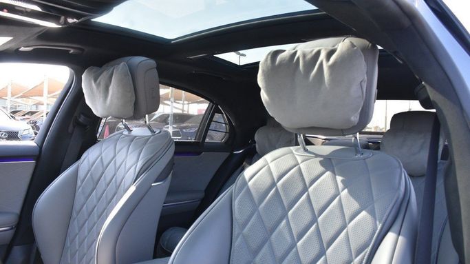 Подержанный Mercedes-Benz S-Class 580 Long 4MATIC VII (W223), 4.0 л, 2022 в Шардже от Alfaris Used Cars Серый цвет.  | AUTO.AE