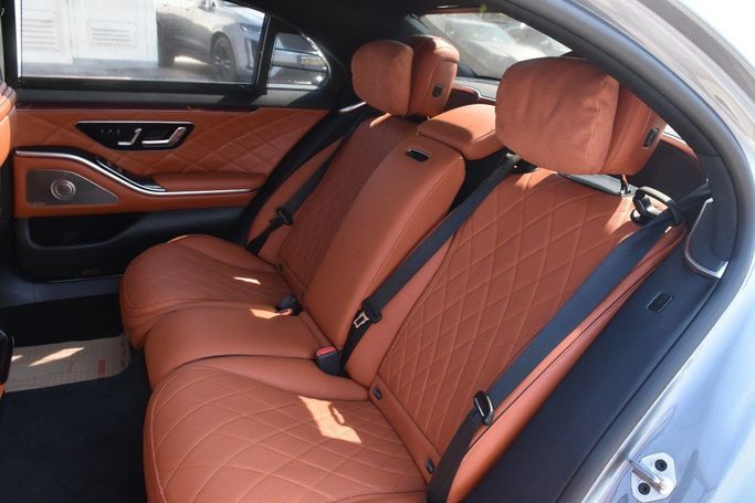 Подержанный Mercedes-Benz S-Class 580 Long 4MATIC VII (W223), 4.0 л, 2022 в Шардже от Alfaris Used Cars Серый цвет.  | AUTO.AE