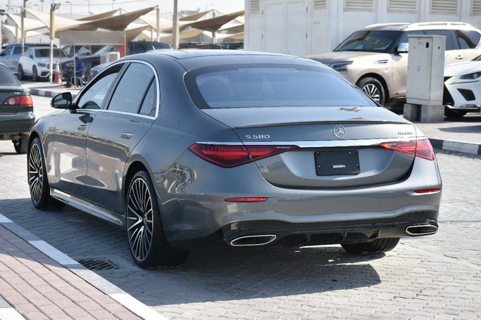 Подержанный Mercedes-Benz S-Class 580 Long 4MATIC VII (W223), 4.0 л, 2022 в Шардже от Alfaris Used Cars Серый цвет.  | AUTO.AE
