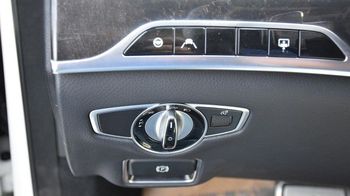 Подержанный Mercedes-Benz S-Class 560 VI (W222, C217) Рестайлинг, 4.0 л, 2019 в Шардже от Alfaris Used Cars Белый цвет.  | AUTO.AE