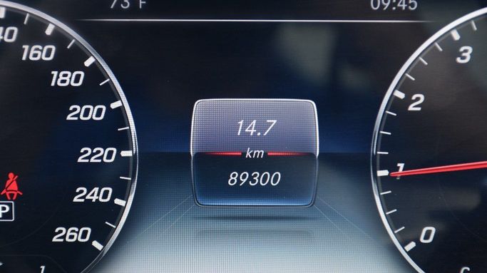 Подержанный Mercedes-Benz S-Class 560 VI (W222, C217) Рестайлинг, 4.0 л, 2019 в Шардже от Alfaris Used Cars Белый цвет.  | AUTO.AE