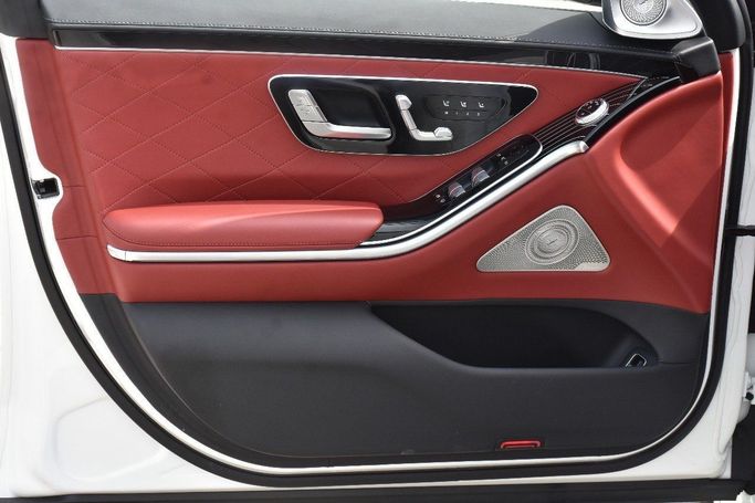 Подержанный Mercedes-Benz S-Class 580 Long 4MATIC VII (W223), 4.0 л, 2023 в Шардже от Alfaris Used Cars Белый цвет.  | AUTO.AE