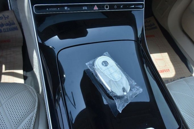 Подержанный Mercedes-Benz S-Class 580 Long 4MATIC VII (W223), 4.0 л, 2022 в Шардже от Alfaris Used Cars Серебристый цвет.  | AUTO.AE