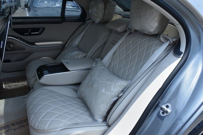 Подержанный Mercedes-Benz S-Class 580 Long 4MATIC VII (W223), 4.0 л, 2022 в Шардже от Alfaris Used Cars Серебристый цвет.  | AUTO.AE