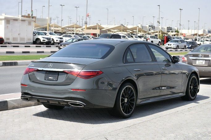 Подержанный Mercedes-Benz S-Class 500 Long 4MATIC VII (W223), 3.0 л, 2023 в Шардже от Alfaris Used Cars Другой цвет цвет.  | AUTO.AE