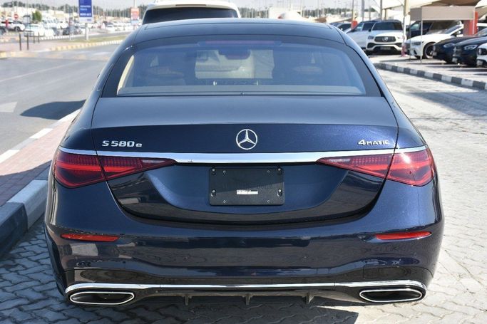Подержанный Mercedes-Benz S-Class 580 e Long 4MATIC VII (W223), 3.0 л, 2023 в Шардже от Alfaris Used Cars Синий цвет.  | AUTO.AE