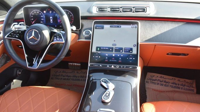 Подержанный Mercedes-Benz S-Class 580 Long 4MATIC VII (W223), 4.0 л, 2022 в Шардже от Alfaris Used Cars Белый цвет.  | AUTO.AE