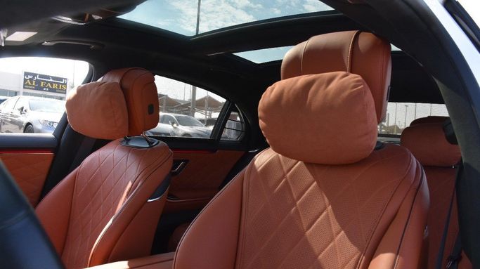 Подержанный Mercedes-Benz S-Class 580 Long 4MATIC VII (W223), 4.0 л, 2022 в Шардже от Alfaris Used Cars Белый цвет.  | AUTO.AE