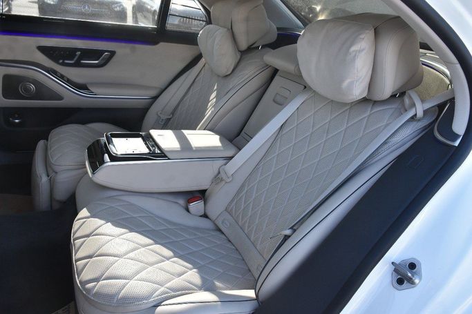 Подержанный Mercedes-Benz S-Class 580 Long 4MATIC VII (W223), 4.0 л, 2022 в Шардже от Alfaris Used Cars Белый цвет.  | AUTO.AE