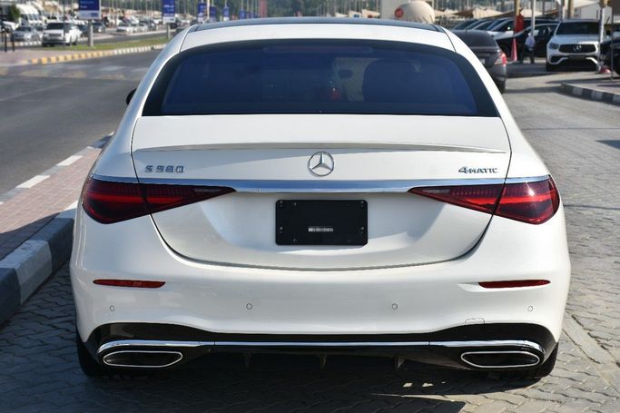 Подержанный Mercedes-Benz S-Class 580 Long 4MATIC VII (W223), 4.0 л, 2022 в Шардже от Alfaris Used Cars Белый цвет.  | AUTO.AE