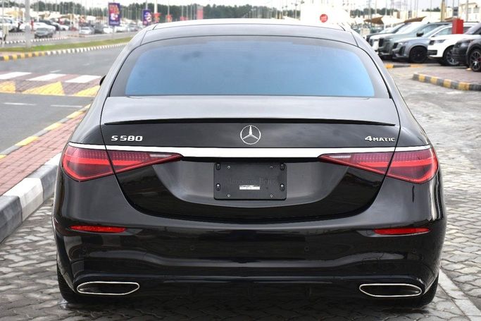 Подержанный Mercedes-Benz S-Class 580 Long 4MATIC VII (W223), 4.0 л, 2021 в Шардже от Alfaris Used Cars Черный цвет.  | AUTO.AE