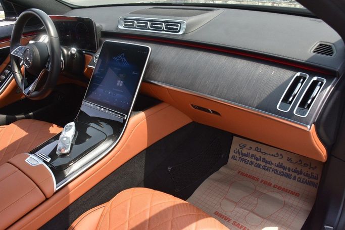Подержанный Mercedes-Benz S-Class 580 Long 4MATIC VII (W223), 4.0 л, 2022 в Шардже от Alfaris Used Cars Черный цвет.  | AUTO.AE