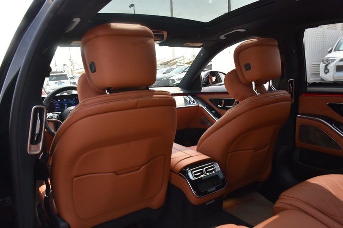 Подержанный Mercedes-Benz S-Class 580 Long 4MATIC VII (W223), 4.0 л, 2022 в Шардже от Alfaris Used Cars Черный цвет.  | AUTO.AE