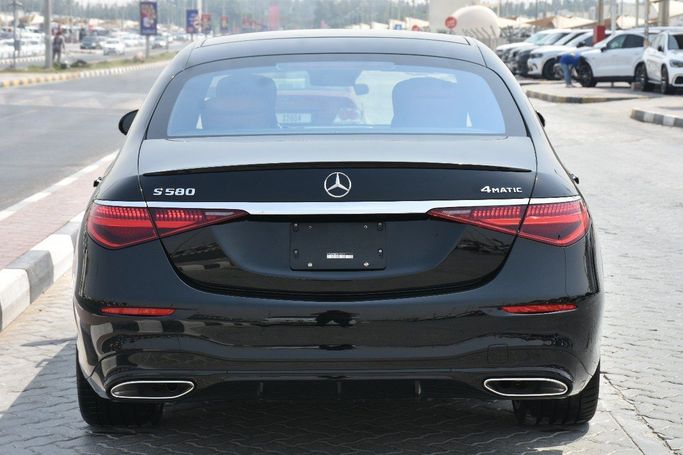 Подержанный Mercedes-Benz S-Class 580 Long 4MATIC VII (W223), 4.0 л, 2022 в Шардже от Alfaris Used Cars Черный цвет.  | AUTO.AE