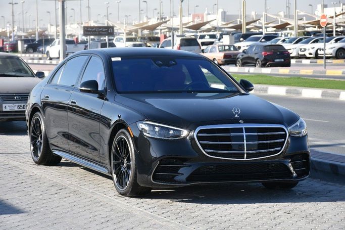 Подержанный Mercedes-Benz S-Class 580 Long 4MATIC VII (W223), 4.0 л, 2023 в Шардже от Alfaris Used Cars Черный цвет.  | AUTO.AE