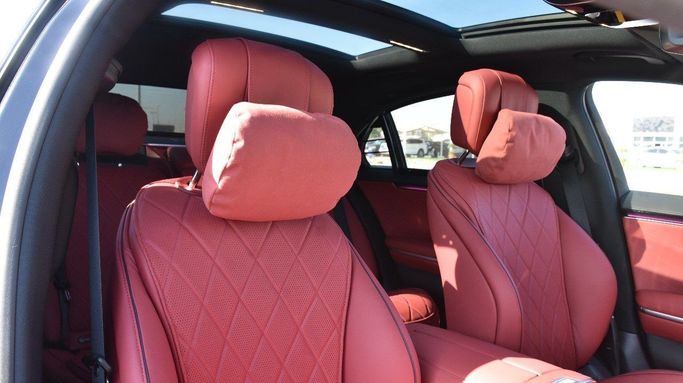 Подержанный Mercedes-Benz S-Class 580 Long 4MATIC VII (W223), 4.0 л, 2023 в Шардже от Alfaris Used Cars Черный цвет.  | AUTO.AE