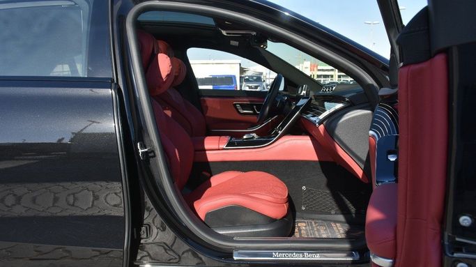 Подержанный Mercedes-Benz S-Class 580 Long 4MATIC VII (W223), 4.0 л, 2023 в Шардже от Alfaris Used Cars Черный цвет.  | AUTO.AE