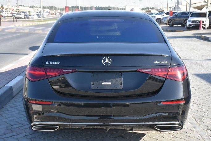 Подержанный Mercedes-Benz S-Class 580 Long 4MATIC VII (W223), 4.0 л, 2023 в Шардже от Alfaris Used Cars Черный цвет.  | AUTO.AE