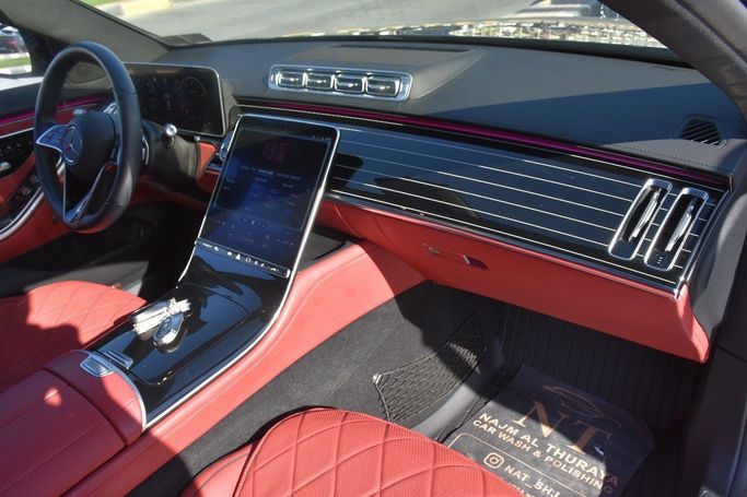Подержанный Mercedes-Benz S-Class 580 Long 4MATIC VII (W223), 4.0 л, 2023 в Шардже от Alfaris Used Cars Черный цвет.  | AUTO.AE