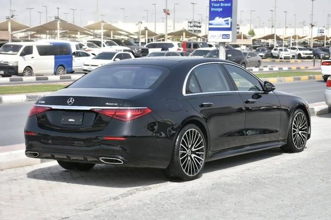 Подержанный Mercedes-Benz S-Class 580 4MATIC VII (W223), 4.0 л, 2021 в Шардже от Alfaris Used Cars Черный цвет.  | AUTO.AE