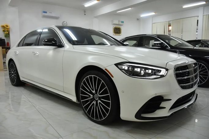 Подержанный Mercedes-Benz S-Class 580 Long 4MATIC VII (W223), 4.0 л, 2022 в Шардже от Alfaris Used Cars Белый цвет.  | AUTO.AE