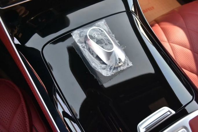 Подержанный Mercedes-Benz S-Class 580 Long 4MATIC VII (W223), 4.0 л, 2022 в Шардже от Alfaris Used Cars Белый цвет.  | AUTO.AE