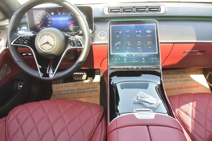 Подержанный Mercedes-Benz S-Class 580 Long 4MATIC VII (W223), 4.0 л, 2022 в Шардже от Alfaris Used Cars Белый цвет.  | AUTO.AE