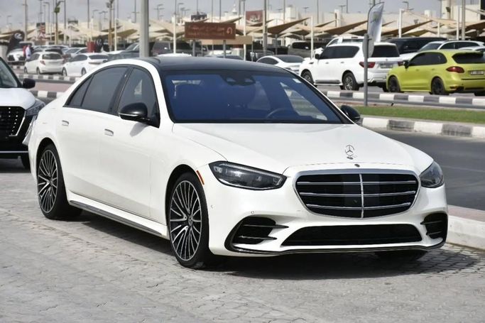 Подержанный Mercedes-Benz S-Class 580 4MATIC VII (W223), 4.0 л, 2023 в Шардже от Alfaris Used Cars Белый цвет.  | AUTO.AE
