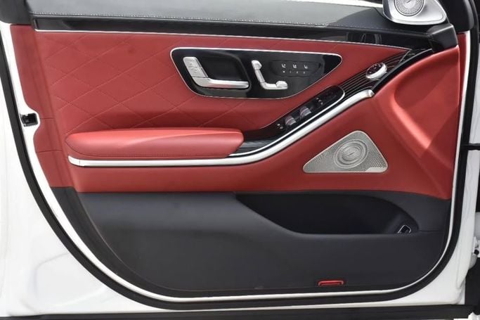 Подержанный Mercedes-Benz S-Class 580 4MATIC VII (W223), 4.0 л, 2023 в Шардже от Alfaris Used Cars Белый цвет.  | AUTO.AE