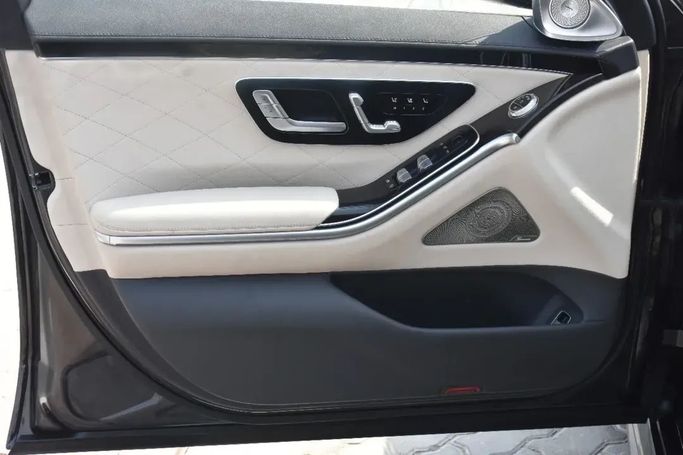Подержанный Mercedes-Benz S-Class 580 4MATIC VII (W223), 4.0 л, 2021 в Шардже от Alfaris Used Cars Черный цвет.  | AUTO.AE