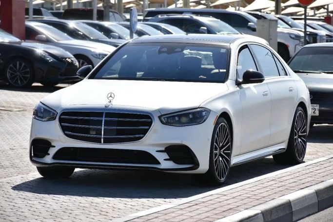 Used Mercedes-Benz S-Class 580 4MATIC VII (W223), 4.0 l, 2022 in Sharjah by Alfaris Used Cars, White color. Other | AUTO.AE