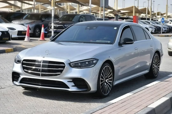 Подержанный Mercedes-Benz S-Class 580 4MATIC VII (W223), 4.0 л, 2021 в Шардже от Alfaris Used Cars Серебристый цвет. Other | AUTO.AE