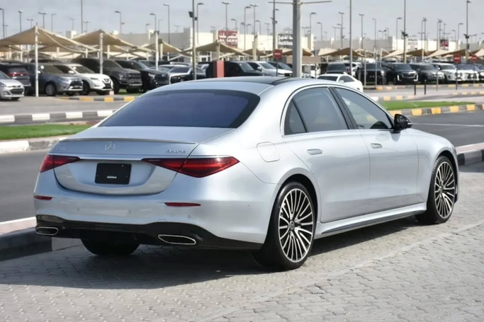 Подержанный Mercedes-Benz S-Class 580 4MATIC VII (W223), 4.0 л, 2021 в Шардже от Alfaris Used Cars Серебристый цвет. Other | AUTO.AE