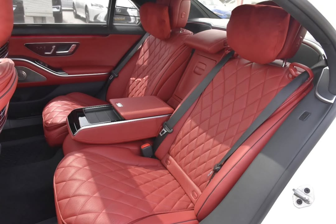 Подержанный Mercedes-Benz S-Class 580 4MATIC VII (W223), 4.0 л, 2023 в Шардже от Alfaris Used Cars Белый цвет. Other | AUTO.AE